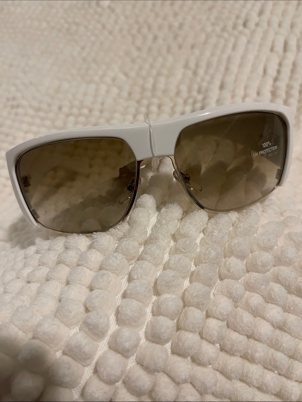 Gucci. Women’s White Frame Sunglasses With Gradient Brown Lenses. Nwot